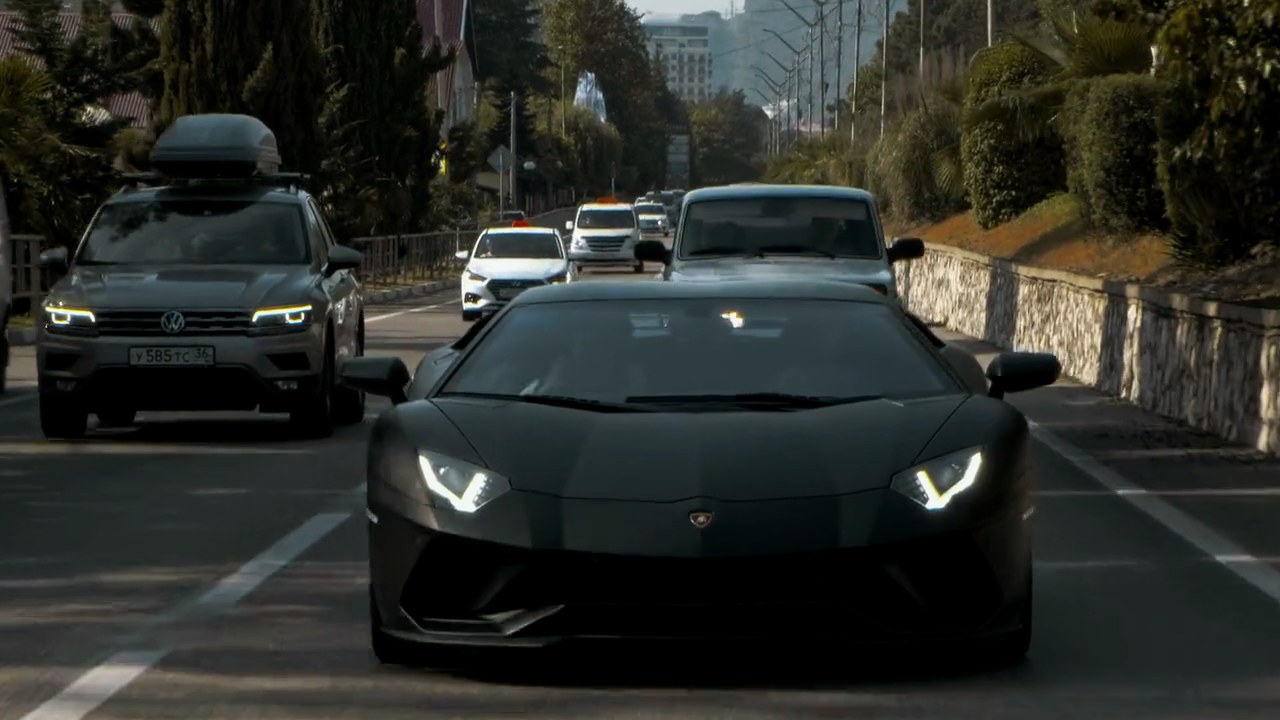 Voiture de sport noire sur la route
